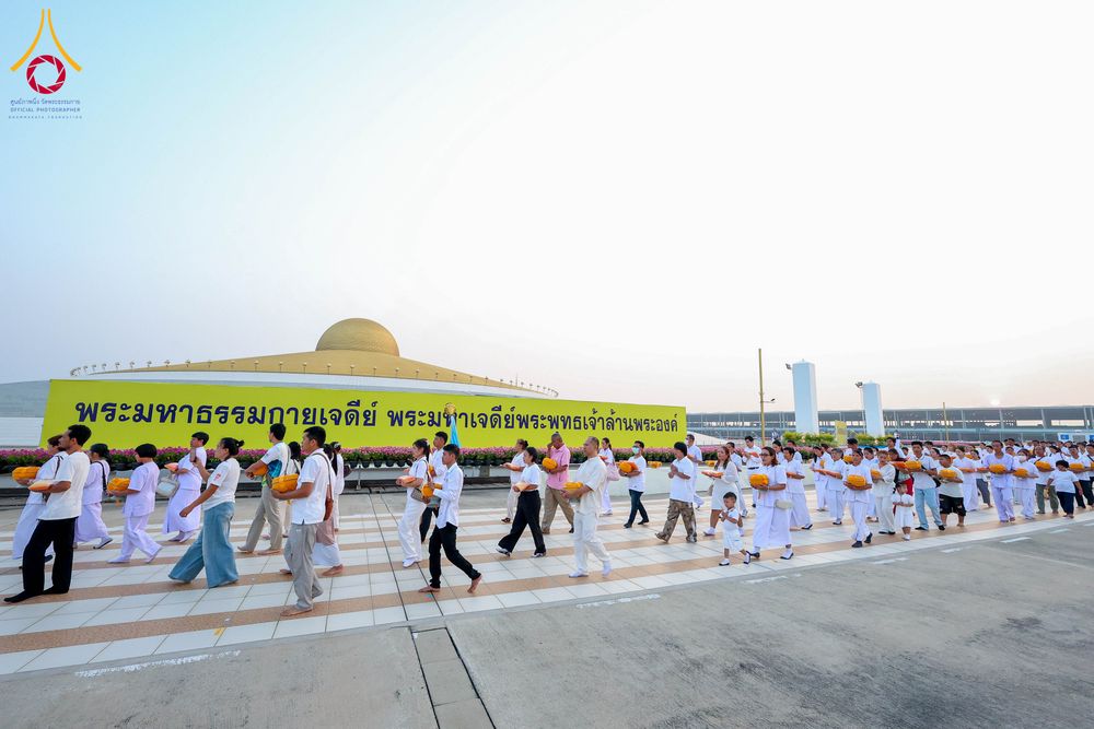 ภาพ No.319371:วันเสาร์ที่ 4 เมษายน พ.ศ.2569 พิธีขอขมา มอบผ้าไตร และถวายบาตรแด่นาคธรรมทายาท ในโครงการบรรพชาสามเณรฟื้นฟูพระพุทธศาสนาทั่วไทย โครงการหน่อแก้วเปรียญธรรม รุ่นที่ 14 โครงการสามเณรยุวธรรมทายาท รุ่นที่ 34 โครงการสามเณรมัชฌิมธรรมทายาท รุ่นที่ 30 ณ สภาธรรมกายสากล