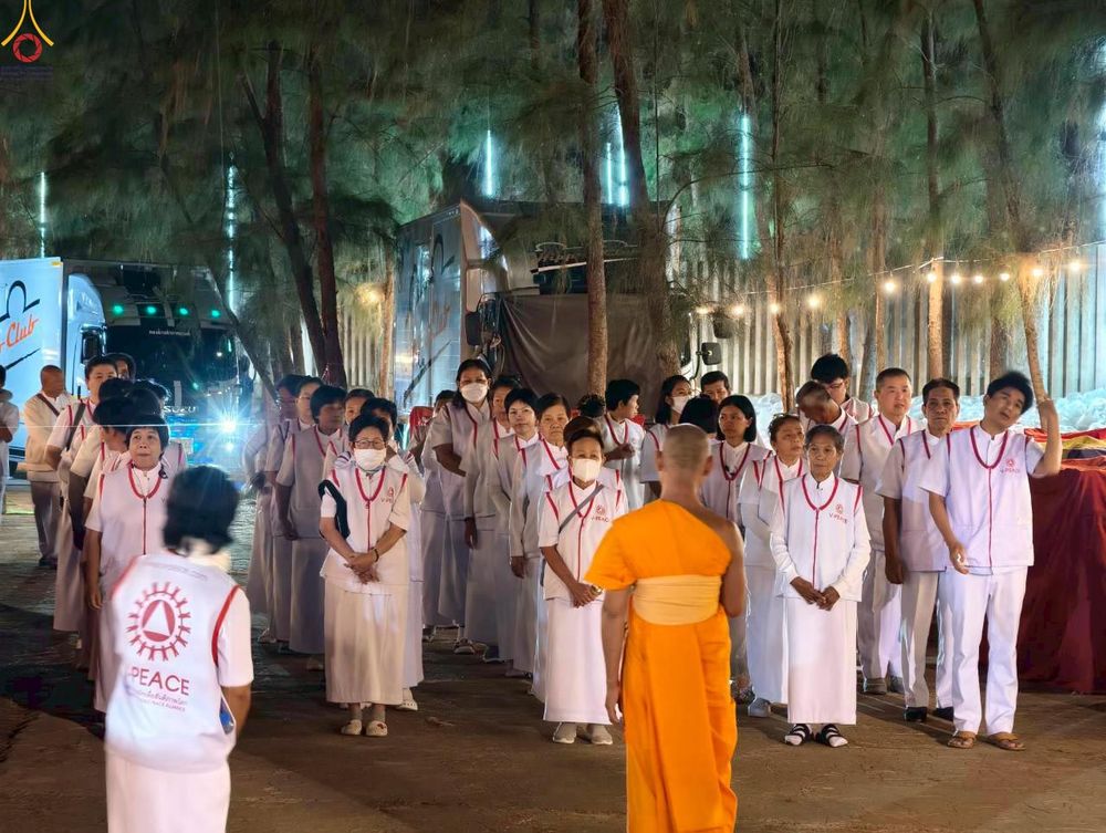 ภาพ No.300664:ภาพเบื้องหลังอาสาสมัครรวมใจ ชุดที่ 3 ในโครงการธรรมยาตรา กตัญญูบูชา มหาปูชนียาจารย์ พระมงคลเทพมุนี(สด จนฺทสโร) พระผู้ปราบมาร อนุสรณ์สถาน 7 แห่ง ปีที่ 14