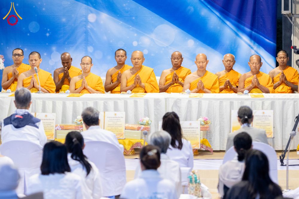 ภาพ No.292566:วันที่ 12 มกราคม พ.ศ. 2569 พิธีถวายภัตตาหารเป็นสังฆทาน แด่พระธรรมยาตรา ณ อนุสรณ์สถานมหาวิหารพระมงคลเทพมุนี (โลตัสแลนด์) อ.สองพี่น้อง จ.สุพรรณบุรี ในโครงการธรรมยาตรา กตัญญูบูชา มหาปูชนียาจารย์ พระมงคลเทพมุนี(สด จนฺทสโร) พระผู้ปราบมาร อนุสรณ์สถาน 7 แห่ง ปี