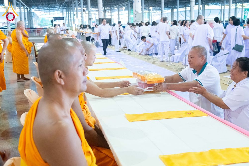 ภาพ No.287225:วันที่ 3 มกราคม พ.ศ.2569 พิธีถวายภัตตาหารเป็นสังฆทาน แด่พระธรรมยาตรา ณ วัดพระธรรมกาย  จังหวัดปทุมธานี ในโครงการธรรมยาตรา กตัญญูบูชา มหาปูชนียาจารย์ พระมงคลเทพมุนี(สด จนฺทสโร) พระผู้ปราบมาร อนุสรณ์สถาน 7 แห่ง ปีที่ 14