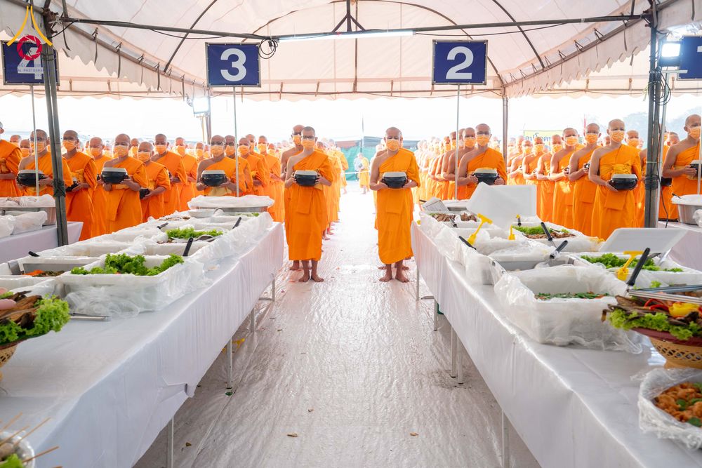 ภาพ No.297980:วันที่ 19 มกราคม พ.ศ. 2569 พิธีถวายภัตตาหารเป็นสังฆทาน แด่พระธรรมยาตรา ณ อนุสรณ์สถานบางปลา วัดบางปลา อำเภอบางเลน จังหวัดนครปฐม ในโครงการธรรมยาตรา กตัญญูบูชา มหาปูชนียาจารย์ พระมงคลเทพมุนี(สด จนฺทสโร) พระผู้ปราบมาร อนุสรณ์สถาน 7 แห่ง ปีที่ 14