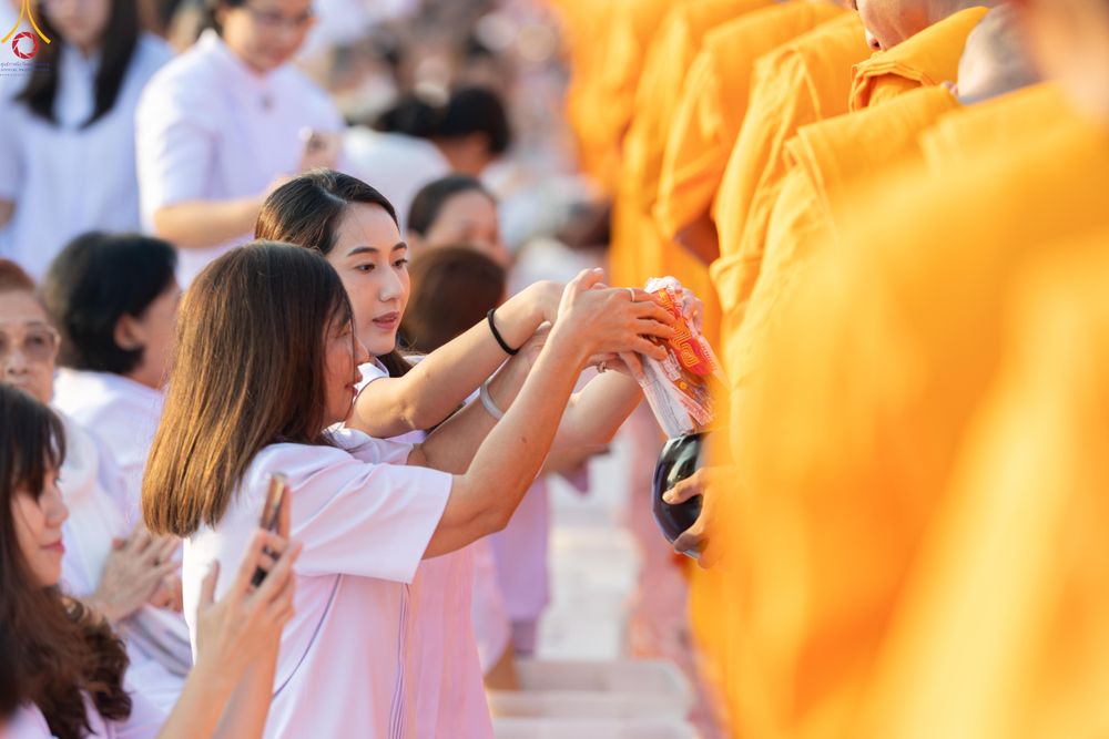 ภาพ No.279914:วันที่ 1 มกราคม พ.ศ.2569 พิธีตักบาตรในวันขึ้นปีใหม่ ณ ลานธรรม วัดพระธรรมกาย