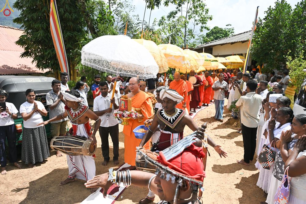 ภาพ No.278808:วันที่ 1 พฤศจิกายน  2568  กฐินสมทบวัดต่างประเทศ โดยคณะศิษยานุศิษย์ บูชาธรรม 81 ปี หลวงพ่อธัมมชโย ณ วัดธรรมรักษิตาราม ประเทศศรีลังกา