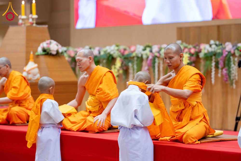 ภาพ No.319537:วันเสาร์ที่ 4 เมษายน พ.ศ.2569 พิธีขอขมา มอบผ้าไตร และถวายบาตรแด่นาคธรรมทายาท ในโครงการบรรพชาสามเณรฟื้นฟูพระพุทธศาสนาทั่วไทย โครงการหน่อแก้วเปรียญธรรม รุ่นที่ 14 โครงการสามเณรยุวธรรมทายาท รุ่นที่ 34 โครงการสามเณรมัชฌิมธรรมทายาท รุ่นที่ 30 ณ สภาธรรมกายสากล