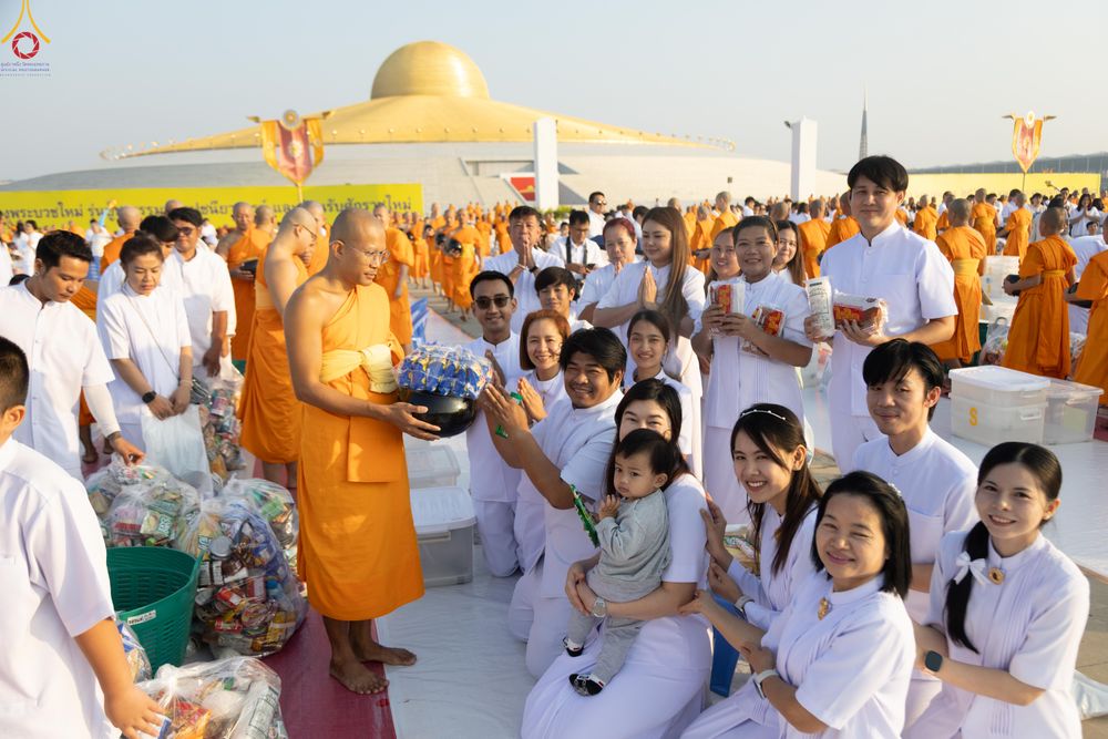 ภาพ No.279872:วันที่ 1 มกราคม พ.ศ.2569 พิธีตักบาตรในวันขึ้นปีใหม่ ณ ลานธรรม วัดพระธรรมกาย