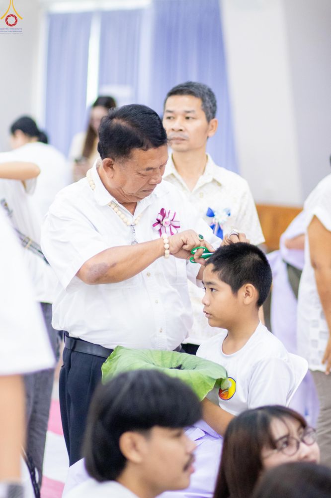 ภาพ No.320109:วันเสาร์ที่ 4 เมษายน 2569 พิธีตัดปอยผม ขอขมาผู้ปกครอง  มอบบาตร-ผ้าไตร และพิธีบรรพชาสามเณร 87 รูป  ณ ศูนย์ปฏิบัติธรรมระยอง(บ้านช่องลม)  ต.บางบุตร อ.บ้านค่าย จ.ระยอง