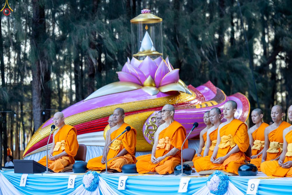 ภาพ No.289189:วันที่ 7 มกราคม พ.ศ. 2569 พิธีตักบาตรพระธรรมยาตรา ณ อนุสรณ์สถานลำดับที่ 1 สถานที่เกิดด้วยรูปกายเนื้อ อนุสรณ์สถานมหาวิหารพระมงคลเทพมุนี (โลตัสแลนด์) อ.สองพี่น้อง จ.สุพรรณบุรี ในโครงการธรรมยาตรา กตัญญูบูชา มหาปูชนียาจารย์ พระมงคลเทพมุนี(สด จนฺทสโร) พระผู้ป