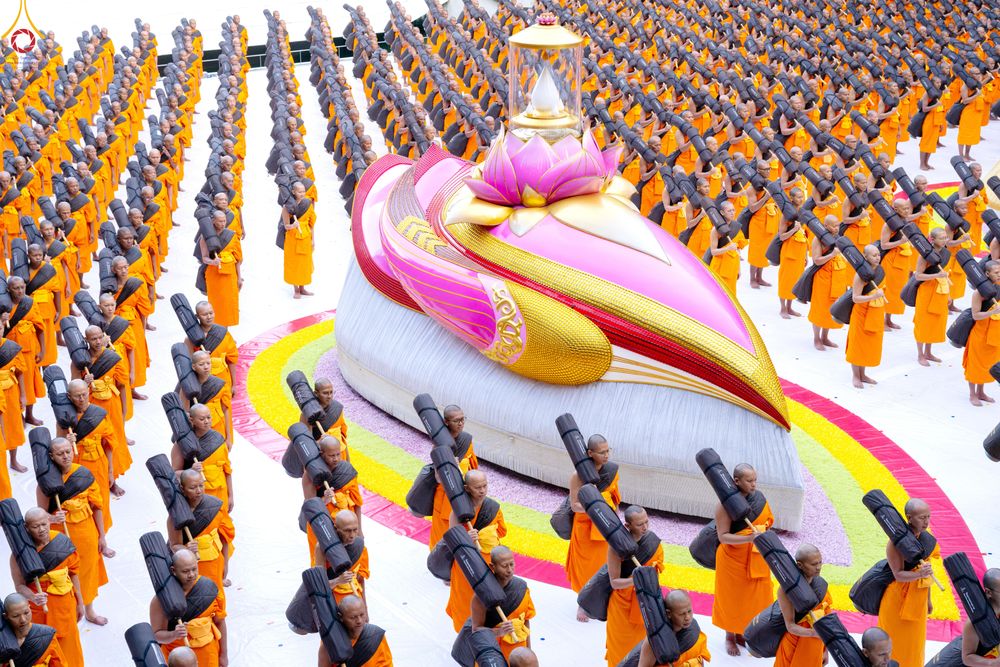 ภาพ No.288469:วันที่ 4 มกราคม พ.ศ. 2569 พระธรรมยาตราปฏิบัติธรรม และถ่ายภาพหมู่ประวัติศาสตร์ ในโครงการธรรมยาตรา กตัญญูบูชา มหาปูชนียาจารย์ พระมงคลเทพมุนี(สด จนฺทสโร) พระผู้ปราบมาร อนุสรณ์สถาน 7 แห่ง ปีที่ 14 ณ อนุสรณ์สถานมหาวิหารพระมงคลเทพมุนี (โลตัสแลนด์) อ.สองพี่น้อง
