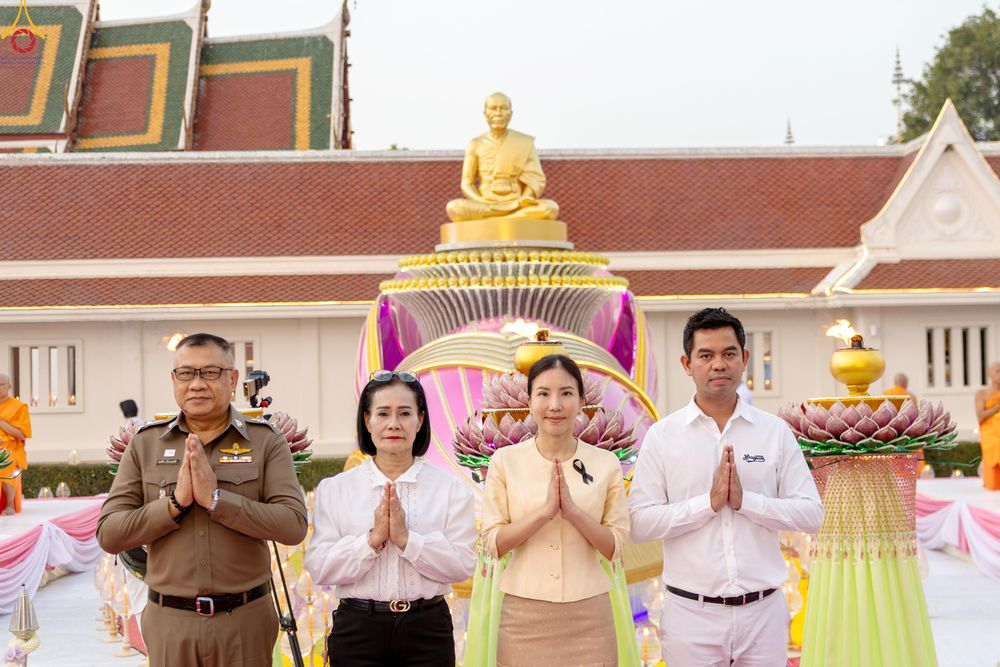 ภาพ No.297084:วันที่ 17 มกราคม พ.ศ. 2569 พิธีจุดประทีปถวายเป็นพุทธบูชา และบูชาธรรมมหาปูชนียาจารย์ (ภาพชุดที่ 2) ณ วัดโบสถ์บน ต.บางคูเวียง จ.นนทบุรี อนุสรณ์สถานลำดับที่ 4 สถานที่เกิดด้วยกายธรรม ในโครงการธรรมยาตรา กตัญญูบูชา มหาปูชนียาจารย์ พระมงคลเทพมุนี(สด จนฺทสโร) พร