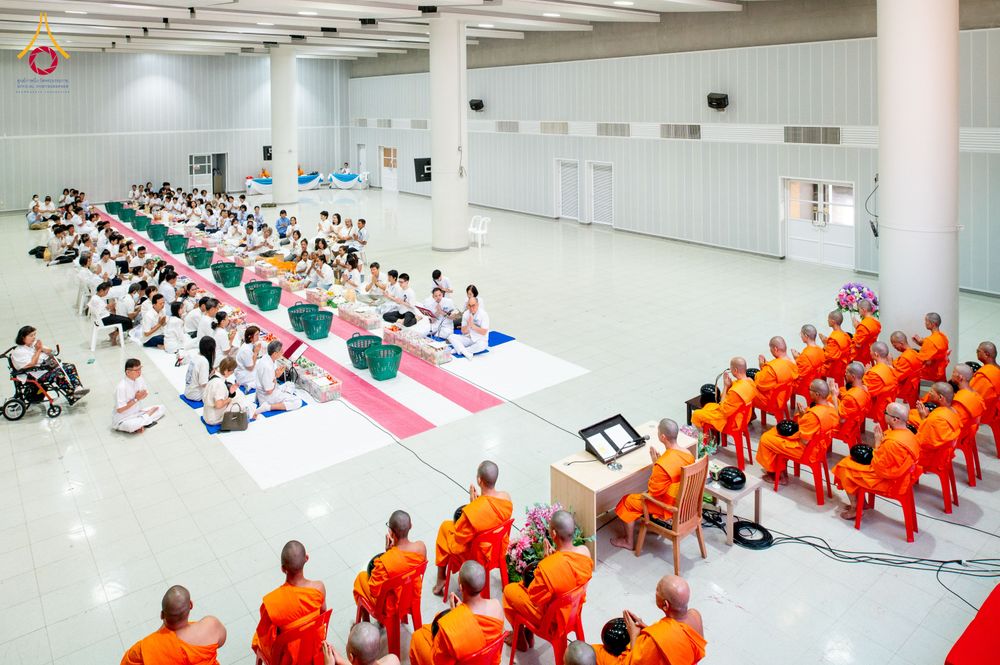 ภาพ No.322897:วันเสาร์ที่ 18 เมษายน พ.ศ. 2569 ตักบาตรฉลองพระใหม่ โครงการอุปสมบทหมู่ธรรมทายาท ระดับอุดมศึกษา รุ่นที่ 53 ภาคฤดูร้อน  ณ ฟ้องปฏิบัติธรรม ชั้นลอย 1/2 มหารัตนวิหารคด คอร์ 13 วัดพระธรรมกาย