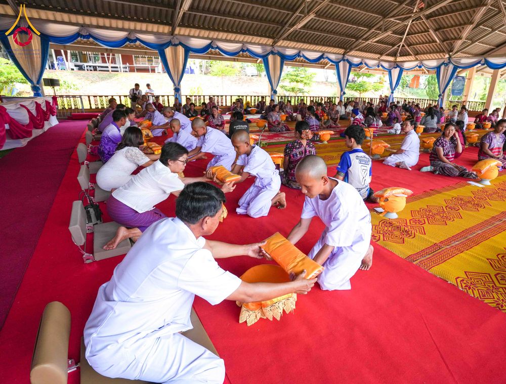 ภาพ No.317654:วันพฤหัสบดีที่ ๒ เมษายน พ.ศ.๒๕๖๙ พิธีบรรพชาสามเณรภาคฤดูร้อน น้อมบูชาธรรมอายุวัฒนมงคล ๘๒ ปี หลวงพ่อธัมมชโย และ ถวายเป็นพระราชกุศลแด่ สมเด็จพระกนิษฐาธิราชเจ้ากรมสมเด็จพระเทพรัตน์ราชสุดาฯ สยามบรมราชกุมารี รุ่นที่ ๑๓ ณ วัดทุ่งเจริญธรรม อำเภออมก๋อย จังหวัดเชี