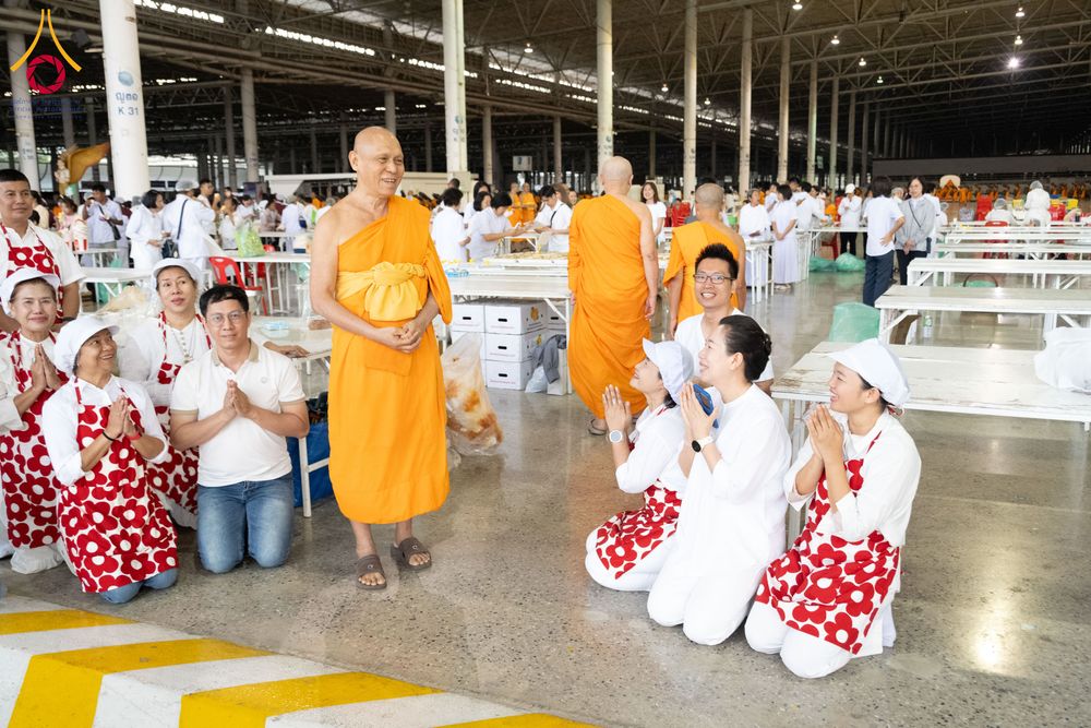 ภาพ No.287313:วันที่ 3 มกราคม พ.ศ.2569 พิธีถวายภัตตาหารเป็นสังฆทาน แด่พระธรรมยาตรา ณ วัดพระธรรมกาย  จังหวัดปทุมธานี ในโครงการธรรมยาตรา กตัญญูบูชา มหาปูชนียาจารย์ พระมงคลเทพมุนี(สด จนฺทสโร) พระผู้ปราบมาร อนุสรณ์สถาน 7 แห่ง ปีที่ 14