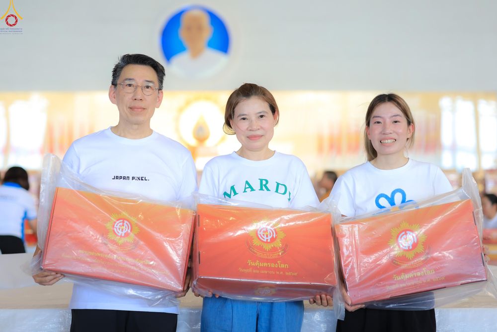 ภาพ No.322014:วันที่ 12 -13 เมษายน พ.ศ.2569 การเตรียมกล่องไทยธรรม + การขนย้ายเก้าอี้ เพื่องานถวายมหาสังฆทาน 40,000 กว่าวัดทั่วประเทศ วันคุ้มครองโลก 22 เมษายน พ.ศ.2569 วัดพระธรรมกาย