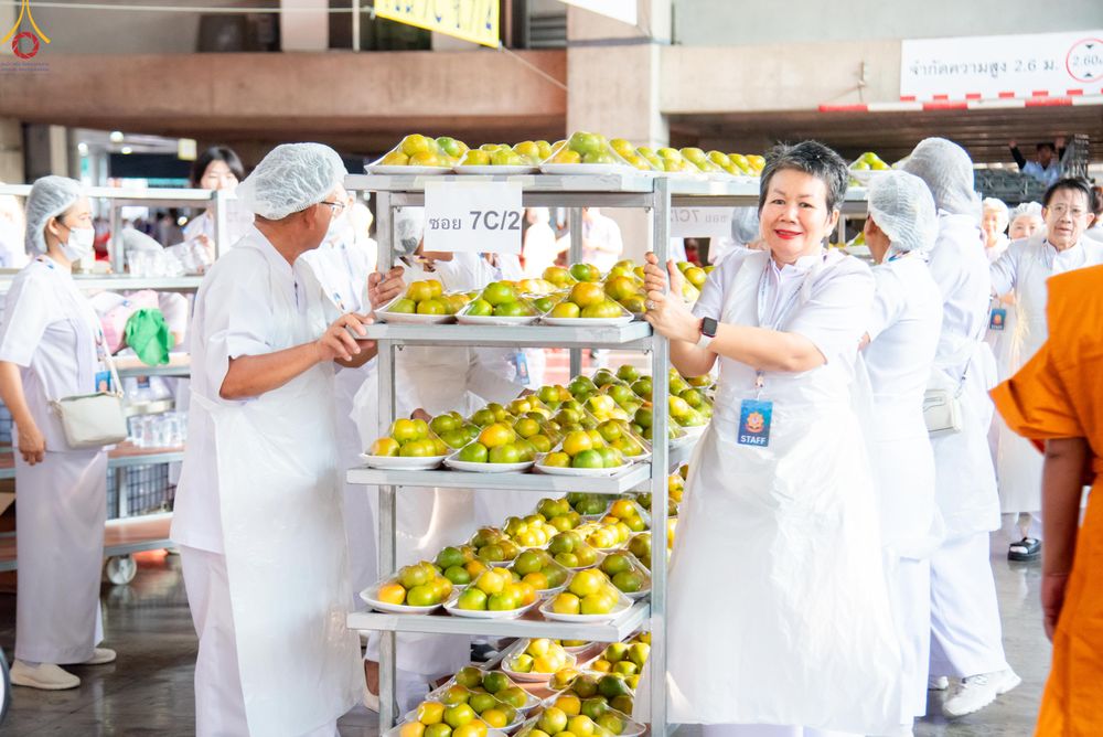 ภาพ No.325708:วันที่ 22 เมษายน พ.ศ.2569(วันคุ้มครองโลก) งานถวายมหาสังฆทาน 40,000 กว่าวัดทั่วประเทศ เจ้าหน้าที่ สาธุชน ร่วมใจจัดเตรียมภัตตาหารเพล (ชุด 2)