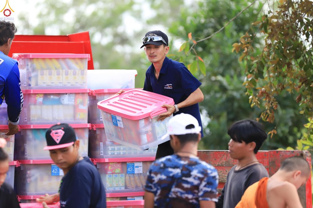 ภาพ No.280877:วันที่ 27 ธันวาคม พ.ศ.2568 คณะสงฆ์และเจ้าหน้าที่ทุกสังกัด ช่วยกันเตรียมงานตักบาตรพระ 1,000 รูป จ.สตูล