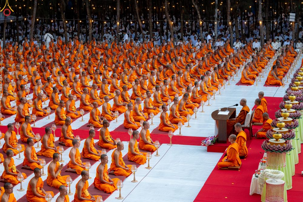 ภาพ No.289146:วันที่ 6 มกราคม พ.ศ. 2569 พิธีจุดประทีปถวายเป็นพุทธบูชา และบูชาธรรมมหาปูชนียาจารย์ ณ อนุสรณ์สถานมหาวิหารพระมงคลเทพมุนี (โลตัสแลนด์) อ.สองพี่น้อง จ.สุพรรณบุรี ในโครงการธรรมยาตรา กตัญญูบูชา มหาปูชนียาจารย์ พระมงคลเทพมุนี(สด จนฺทสโร) พระผู้ปราบมาร อนุสรณ์สถ