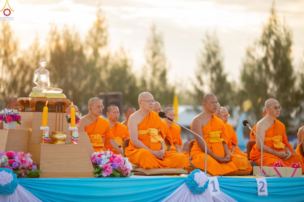 ภาพ No.302418:วันที่ 24 มกราคม พ.ศ. 2569 พิธีตักบาตรพระธรรมยาตรา ณ อนุสรณ์สถานลำดับที่ 5 สถานที่เผยแผ่วิชชาธรรมกายครั้งแรก อนุสรณ์สถานบางปลา วัดบางปลา อำเภอบางเลน จังหวัดนครปฐม ในโครงการธรรมยาตรา กตัญญูบูชา มหาปูชนียาจารย์ พระมงคลเทพมุนี(สด จนฺทสโร) พระผู้ปราบมาร อนุส