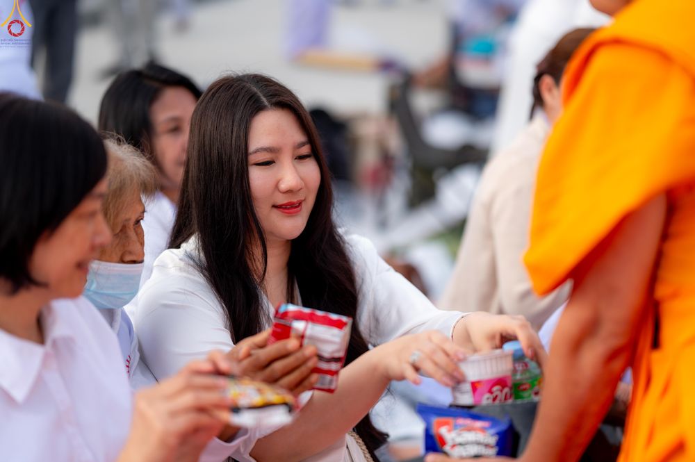 ภาพ No.302696:วันที่ 24 มกราคม พ.ศ. 2569 พิธีตักบาตรพระธรรมยาตรา(ภาพชุดที่ 2) ณ อนุสรณ์สถานลำดับที่ 5 สถานที่เผยแผ่วิชชาธรรมกายครั้งแรก อนุสรณ์สถานบางปลา วัดบางปลา อำเภอบางเลน จังหวัดนครปฐม ในโครงการธรรมยาตรา กตัญญูบูชา มหาปูชนียาจารย์ พระมงคลเทพมุนี(สด จนฺทสโร) พระผู