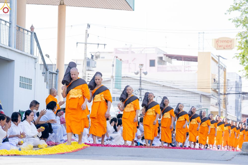 ภาพ No.287766:วันที่ 3 มกราคม พ.ศ. 2569 พิธีต้อนรับพระธรรมยาตรา ครั้งที่ 2 (ภาพชุดที่ 2) ในโครงการธรรมยาตรา กตัญญูบูชา มหาปูชนียาจารย์ พระมงคลเทพมุนี(สด จนฺทสโร) พระผู้ปราบมาร อนุสรณ์สถาน 7 แห่ง ปีที่ 14 ณ อนุสรณ์สถานมหาวิหารพระมงคลเทพมุนี (โลตัสแลนด์) อ.สองพี่น้อง จ.