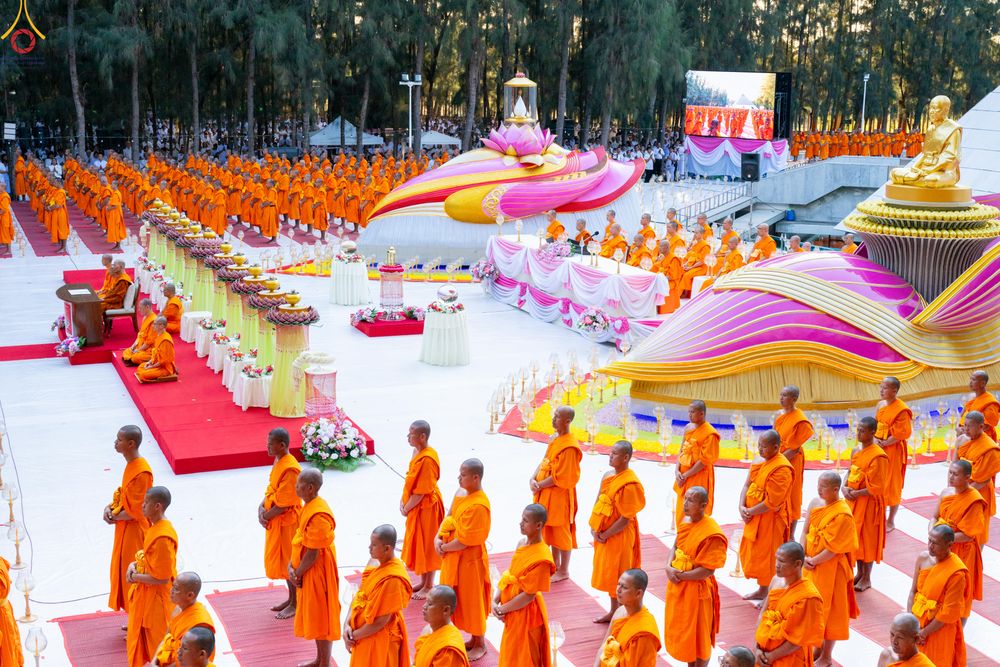 ภาพ No.290067:วันที่ 6 มกราคม พ.ศ. 2569 พิธีจุดประทีปถวายเป็นพุทธบูชา และบูชาธรรมมหาปูชนียาจารย์ (ภาพชุดที่ 2) ณ อนุสรณ์สถานมหาวิหารพระมงคลเทพมุนี (โลตัสแลนด์) อ.สองพี่น้อง จ.สุพรรณบุรี ในโครงการธรรมยาตรา กตัญญูบูชา มหาปูชนียาจารย์ พระมงคลเทพมุนี(สด จนฺทสโร) พระผู้ปรา