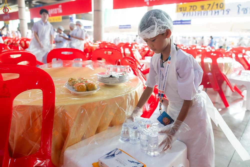 ภาพ No.325828:วันที่ 22 เมษายน พ.ศ.2569(วันคุ้มครองโลก) งานถวายมหาสังฆทาน 40,000 กว่าวัดทั่วประเทศ เจ้าหน้าที่ สาธุชน ร่วมใจจัดเตรียมภัตตาหารเพล (ชุด 2)