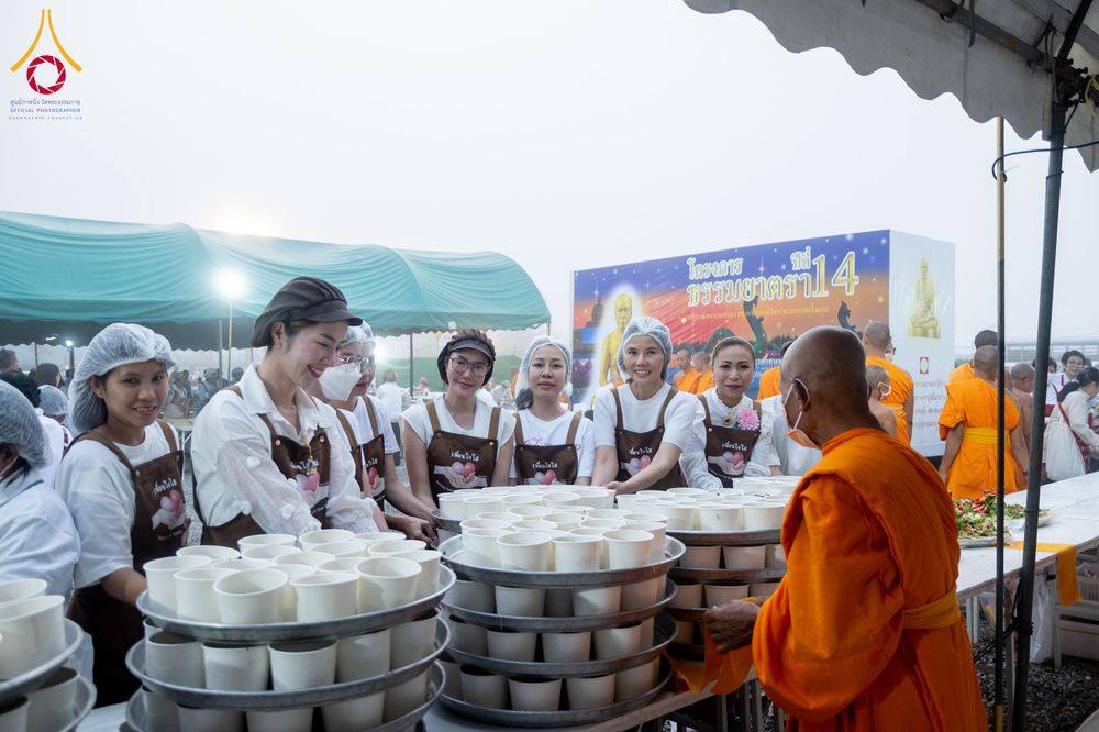 ภาพ No.298518:วันที่ 20 มกราคม พ.ศ. 2569 พิธีถวายภัตตาหารเป็นสังฆทาน แด่พระธรรมยาตรา ณ อนุสรณ์สถานบางปลา วัดบางปลา อำเภอบางเลน จังหวัดนครปฐม ในโครงการธรรมยาตรา กตัญญูบูชา มหาปูชนียาจารย์ พระมงคลเทพมุนี(สด จนฺทสโร) พระผู้ปราบมาร อนุสรณ์สถาน 7 แห่ง ปีที่ 14