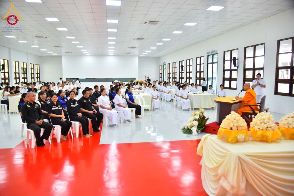 ภาพ No.327422:วันศุกร์ที่ 1 พฤษภาคม พ.ศ. 2569 รวมใจพสกนิกรชาวอำเภอคลองหลวง ประดิษฐ์ดอกไม้จันทน์ เพื่อใช้ในพิธีถวายดอกไม้จันทน์ในงานพระราชพิธีถวายพระเพลิงพระบรมศพ สมเด็จพระนางเจ้าสิริกิติ์ พระบรมราชินีนาถ พระบรมราชชนนีพันปีหลวง ณ วัดพระธรรมกาย