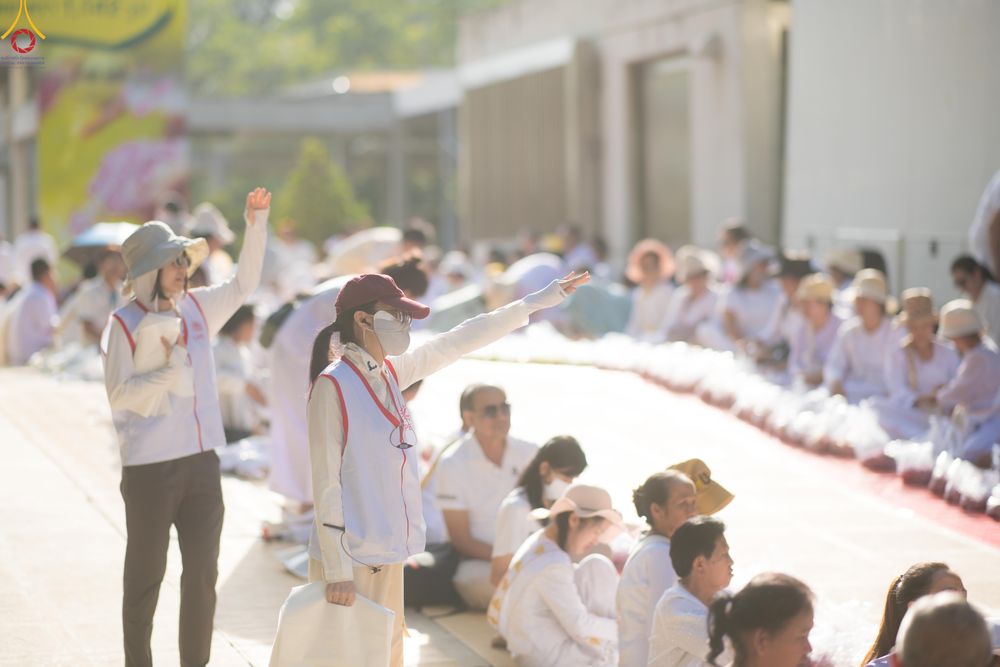 ภาพ No.296282:ภาพเบื้องหลังอาสาสมัครรวมใจ ชุดที่ 2 ในโครงการธรรมยาตรา กตัญญูบูชา มหาปูชนียาจารย์ พระมงคลเทพมุนี(สด จนฺทสโร) พระผู้ปราบมาร อนุสรณ์สถาน 7 แห่ง ปีที่ 14