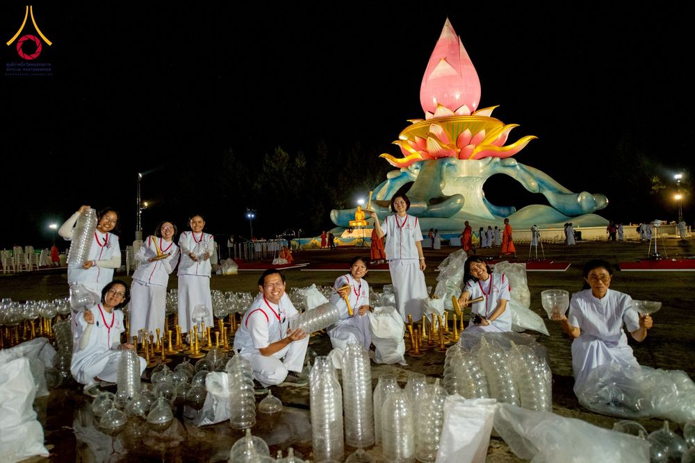 ภาพ No.266244:วันพุธที่ 5 พฤศจิกายน พ.ศ. 2568 (วันพระ ขึ้น 15 ค่ำ เดือน 12) พิธีจุดประทีปโคมลาน, โคมลอย และลอยกระทง ถวายประทีปเป็นพุทธบูชา สร้างความสว่างไสวให้กับแผ่นดินด้วยแสงธรรม ณ พุทธอุทยานนานาชาติ จังหวัดหนองคาย
