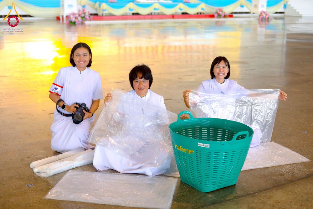 ภาพ No.256912:วันที่ 5 ตุลาคม พ.ศ. 2568 พิธีตักบาตร ข้าวสารอาหารแห้ง ณ บ้านแก้วเรือนทองคุณยายฯ สภาธรรมกายสากล วัดพระธรรมกาย