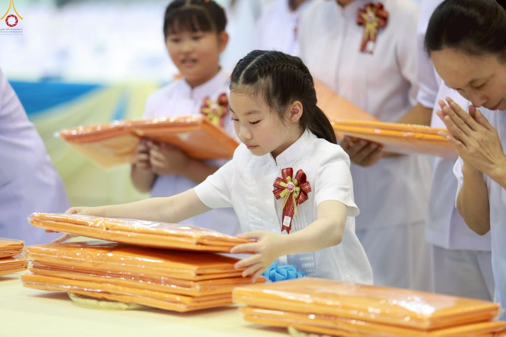 ภาพ No.251701:วันที่ 10 ตุลาคม พ.ศ. 2568 พิธีทอดผ้าป่าสมทบกฐินวัดพระธรรมกาย และสมทบกฐิน 30,000 กว่าวัดทั่วประเทศ ครั้งที่ 3 ณ สภาธรรมกายสากล วัดพระธรรมกาย