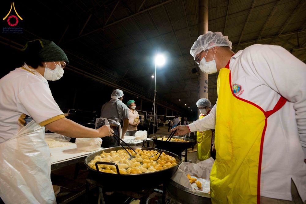 ภาพ No.303011:วันที่ 26 มกราคม พ.ศ. 2569 พิธีถวายภัตตาหารเป็นสังฆทาน แด่พระธรรมยาตรา ณ วัดพระธรรมกาย  จังหวัดปทุมธานี ในโครงการธรรมยาตรา กตัญญูบูชา มหาปูชนียาจารย์ พระมงคลเทพมุนี(สด จนฺทสโร) พระผู้ปราบมาร อนุสรณ์สถาน 7 แห่ง ปีที่ 14