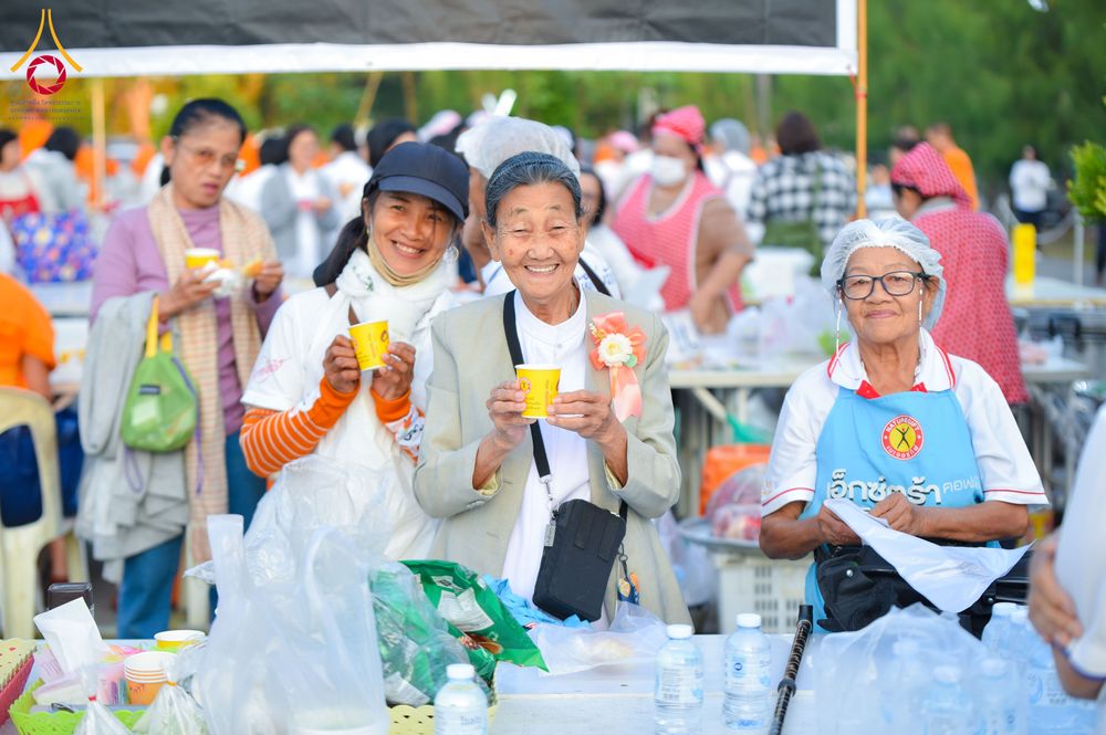 ภาพ No.292640:วันที่ 12 มกราคม พ.ศ. 2569 พิธีถวายภัตตาหารเป็นสังฆทาน แด่พระธรรมยาตรา ณ อนุสรณ์สถานมหาวิหารพระมงคลเทพมุนี (โลตัสแลนด์) อ.สองพี่น้อง จ.สุพรรณบุรี ในโครงการธรรมยาตรา กตัญญูบูชา มหาปูชนียาจารย์ พระมงคลเทพมุนี(สด จนฺทสโร) พระผู้ปราบมาร อนุสรณ์สถาน 7 แห่ง ปี