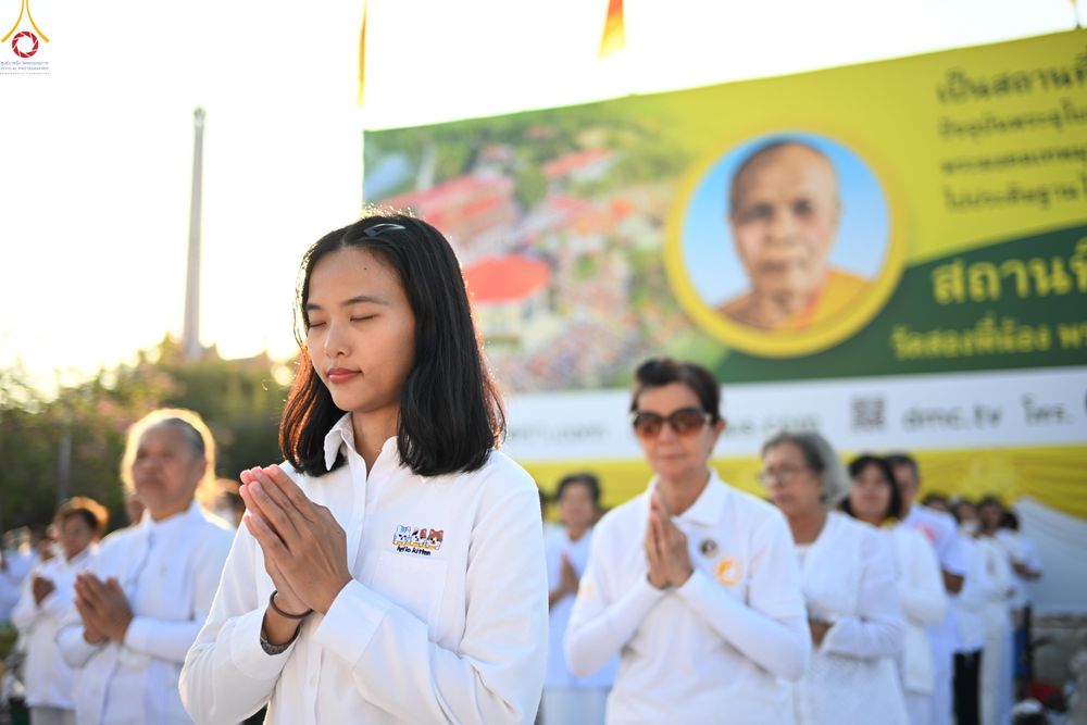 ภาพ No.293878:วันที่ 14 มกราคม พ.ศ. 2569 พิธีจุดประทีปถวายเป็นพุทธบูชา และบูชาธรรมมหาปูชนียาจารย์  ณ วัดสองพี่น้อง ต.ต้นตาล อ.สองพี่น้อง จ.สุพรรณบุรี ในโครงการธรรมยาตรา กตัญญูบูชา มหาปูชนียาจารย์ พระมงคลเทพมุนี(สด จนฺทสโร) พระผู้ปราบมาร อนุสรณ์สถาน 7 แห่ง ปีที่ 14