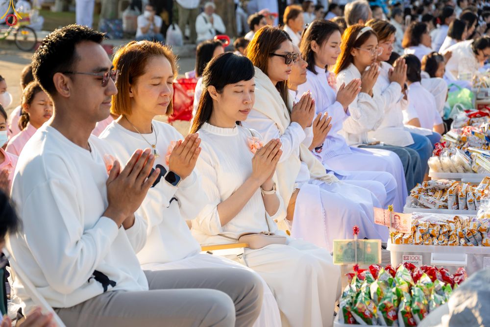 ภาพ No.282674:วันเสาร์ที่ 20 ธันวาคม พ.ศ.2568 พิธีตักบาตรพระ 10,000 รูป (ชุด 2) เนื่องในโอกาส 194 ปี จังหวัดกาญจนบุรี และอุทิศส่วนกุศลให้แด่บรรพชนทั้งหลาย บริเวณถนนสองแคว (Skywalk) เมืองกาญจนบุรี