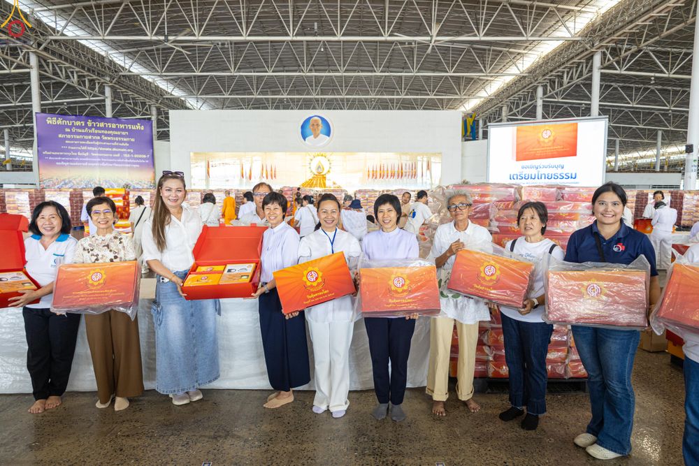 ภาพ No.321979:วันที่ 12 -13 เมษายน พ.ศ.2569 การเตรียมกล่องไทยธรรม + การขนย้ายเก้าอี้ เพื่องานถวายมหาสังฆทาน 40,000 กว่าวัดทั่วประเทศ วันคุ้มครองโลก 22 เมษายน พ.ศ.2569 วัดพระธรรมกาย