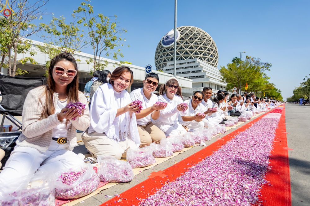 ภาพ No.304072:วันที่ 25 มกราคม พ.ศ. 2569 พิธีต้อนรับพระธรรมยาตรา  รร.สามัคคีราษฏร์บำรุง-วัดพระธรรมกาย ในโครงการธรรมยาตรา กตัญญูบูชา มหาปูชนียาจารย์ พระมงคลเทพมุนี(สด จนฺทสโร) พระผู้ปราบมาร อนุสรณ์สถาน 7 แห่ง ปีที่ 14