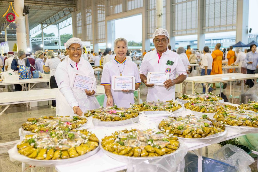 ภาพ No.303202:วันที่ 26 มกราคม พ.ศ. 2569 พิธีถวายภัตตาหารเป็นสังฆทาน แด่พระธรรมยาตรา ณ วัดพระธรรมกาย  จังหวัดปทุมธานี ในโครงการธรรมยาตรา กตัญญูบูชา มหาปูชนียาจารย์ พระมงคลเทพมุนี(สด จนฺทสโร) พระผู้ปราบมาร อนุสรณ์สถาน 7 แห่ง ปีที่ 14