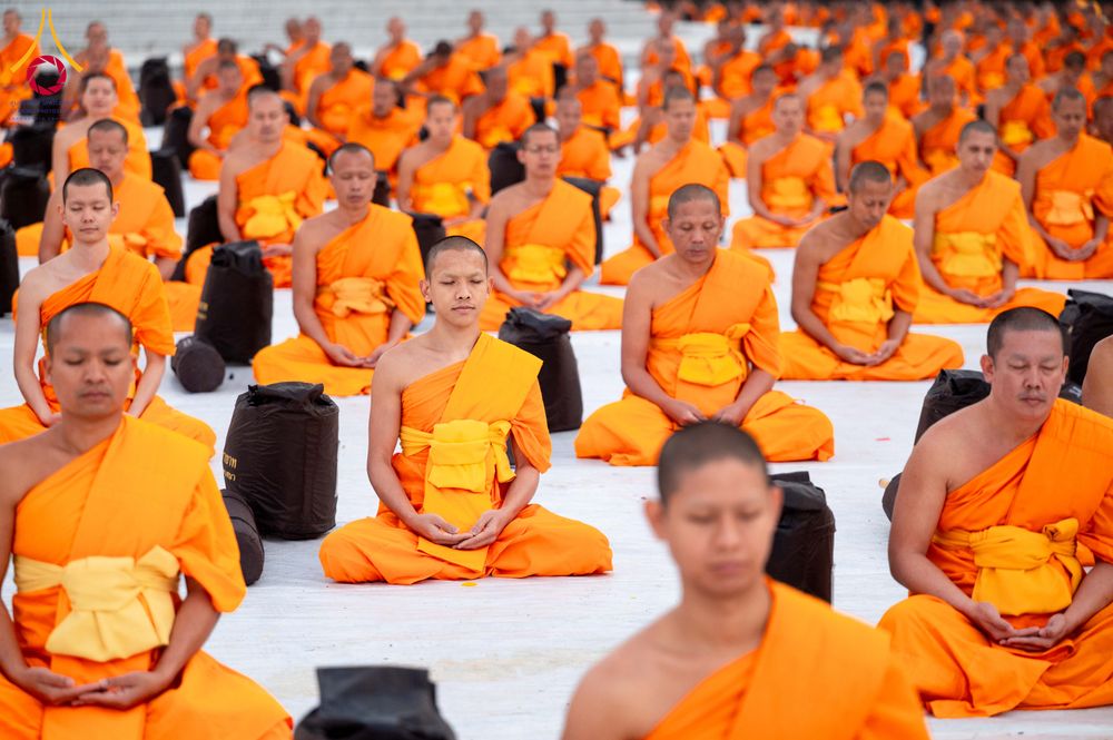 ภาพ No.290601:วันที่ 8 มกราคม พ.ศ. 2569 พระธรรมยาตราปฏิบัติธรรม และถ่ายภาพหมู่ประวัติศาสตร์ ในโครงการธรรมยาตรา กตัญญูบูชามหาปูชนียาจารย์ พระมงคลเทพมุนี(สด จนฺทสโร) พระผู้ปราบมาร อนุสรณ์สถาน 7 แห่ง ปีที่ 14 ณ อนุสรณ์สถานคลองบางนางแท่น อ.สามพราน จ.นครปฐม