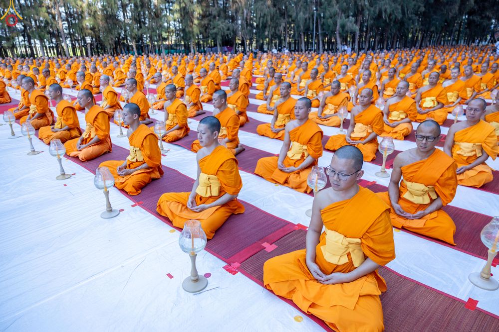 ภาพ No.290010:วันที่ 6 มกราคม พ.ศ. 2569 พิธีจุดประทีปถวายเป็นพุทธบูชา และบูชาธรรมมหาปูชนียาจารย์ (ภาพชุดที่ 2) ณ อนุสรณ์สถานมหาวิหารพระมงคลเทพมุนี (โลตัสแลนด์) อ.สองพี่น้อง จ.สุพรรณบุรี ในโครงการธรรมยาตรา กตัญญูบูชา มหาปูชนียาจารย์ พระมงคลเทพมุนี(สด จนฺทสโร) พระผู้ปรา