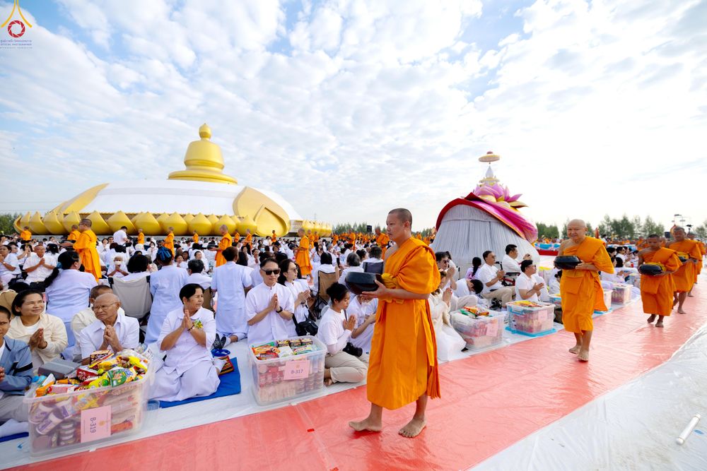 ภาพ No.302638:วันที่ 24 มกราคม พ.ศ. 2569 พิธีตักบาตรพระธรรมยาตรา(ภาพชุดที่ 2) ณ อนุสรณ์สถานลำดับที่ 5 สถานที่เผยแผ่วิชชาธรรมกายครั้งแรก อนุสรณ์สถานบางปลา วัดบางปลา อำเภอบางเลน จังหวัดนครปฐม ในโครงการธรรมยาตรา กตัญญูบูชา มหาปูชนียาจารย์ พระมงคลเทพมุนี(สด จนฺทสโร) พระผู