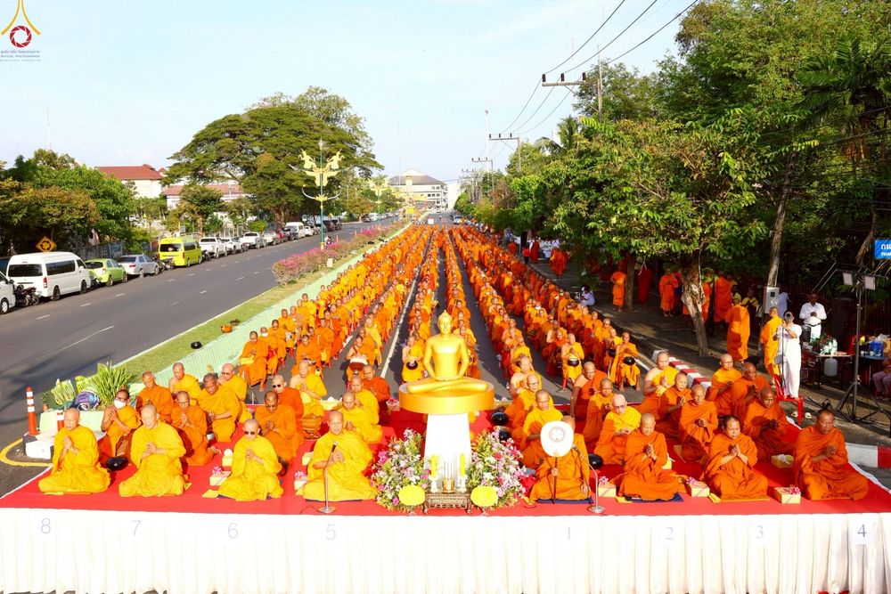 ภาพ No.235207:วันอาทิตย์ที่ 27 กรกฎาคม พ.ศ. 2568 พิธีตักบาตรพระ1,000 รูป ทำบุญเมืองพัทลุง ประธานสงฆ์ พระปริยัติวชิโรดม  เจ้าคณะจังหวัดพัทลุง ประธานฆราวาส นายรัฐศาสตร์ ชิดชู  ผู้ว่าราชการจังหวัดพัทลุง