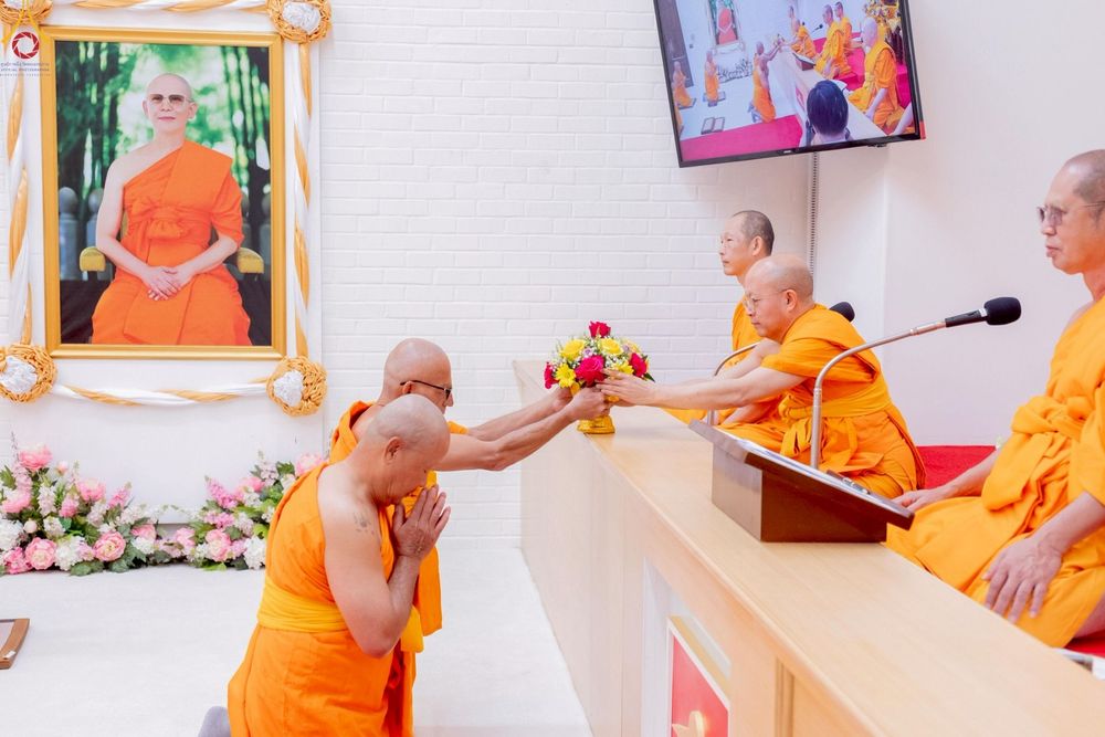 ภาพ No.252292:วันที่ 4-5 ตุลาคม พ.ศ. 2568  วัดพระธรรมกายแคลิฟอร์เนีย ประเทศสหรัฐอเมริกา ได้จัดพิธีตัดปอยผม โดยคณะสงฆ์ ญาติ ๆ และสาธุชน ให้กับนาคธรรมทายาท 8 ท่าน และได้จัดพิธีบรรพชา-อุปสมบท ฉลองพิธีทอดกฐินบรมจักรพรรดิ สร้างอุโบสถ 82 ปี บูชาธรรมหลวงพ่อธัมมชโย