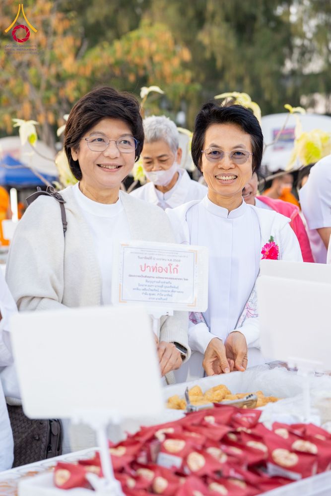 ภาพ No.193773:สาธุชนถวายภัตตาหารเป็นสังฆทาน แด่พระธรรมยาตรา ณ อนุสรณ์สถานมหาวิหารพระมงคลเทพมุนี (โลตัสแลนด์) อ.สองพี่น้อง จ.สุพรรณบุรี ในโครงการธรรมยาตรา กตัญญูบูชา มหาปูชนียาจารย์ พระมงคลเทพมุนี(สด จนฺทสโร) พระผู้ปราบมาร ปีที่ 13 วันที่ 12 มกราคม พ.ศ.2568