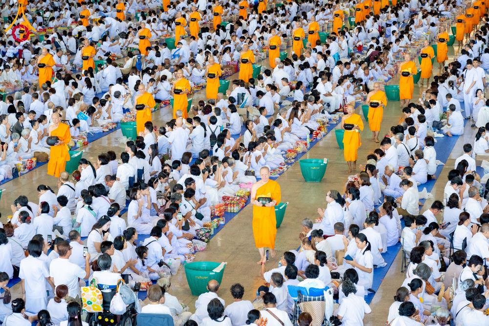 ภาพ No.256825:วันที่ 5 ตุลาคม พ.ศ. 2568 พิธีตักบาตร ข้าวสารอาหารแห้ง ณ บ้านแก้วเรือนทองคุณยายฯ สภาธรรมกายสากล วัดพระธรรมกาย