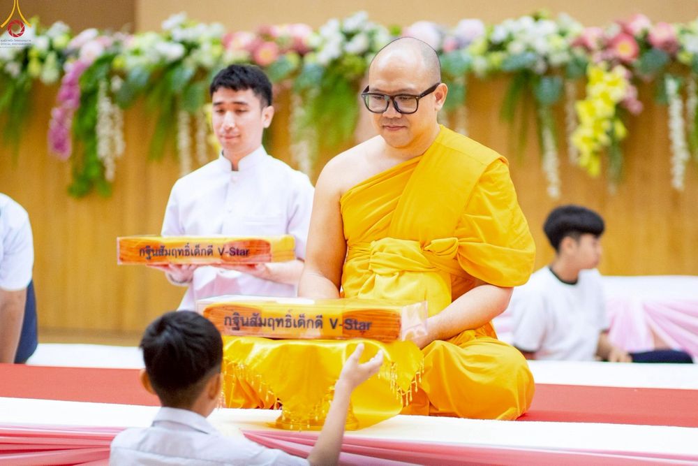 ภาพ No.245972:วันเสาร์ที่ 13 กันยายน พ.ศ. 2568 พิธีมอบผ้าไตรประธานกฐินสัมฤทธิ์เด็กดี V-Star ณ สภาธรรมกายสากล วัดพระธรรมกาย