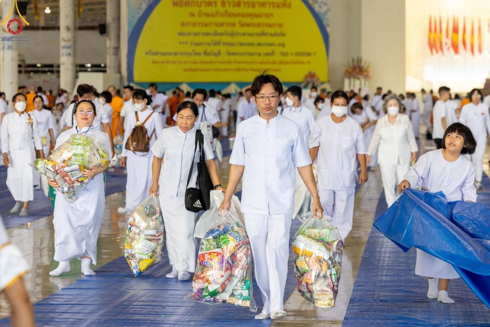 ภาพ No.126570:พิธีตักบาตร ในวันอาทิตย์ต้นเดือนที่ 3 มีนาคม พ.ศ. 2567 ณ บ้านแก้วเรือนทองคุณยายฯ วัดพระธรรมกาย