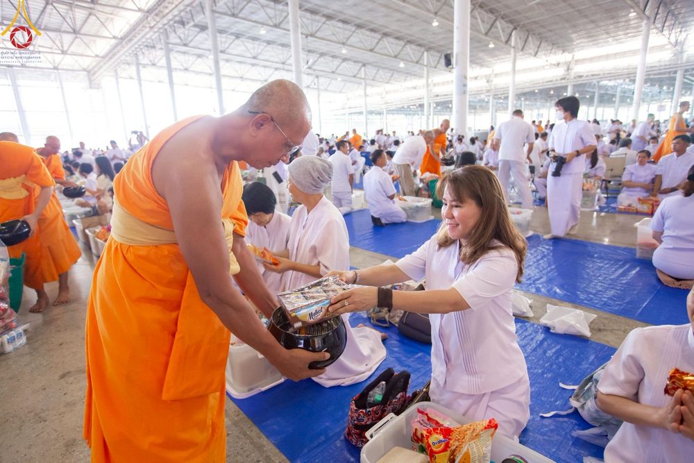 ภาพ No.222030:วันที่ 4 พฤษภาคม พ.ศ. 2568 พิธีตักบาตร เนื่องในวันอาทิตย์ต้นเดือน ณ บ้านแก้วเรือนทองคุณยายฯ วัดพระธรรมกาย