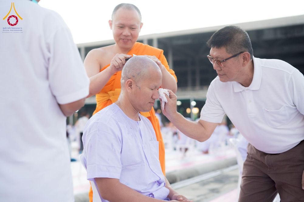 ภาพ No.274805:วันอาทิตย์ที่ 30 พฤศจิกายน พ.ศ. 2568 พิธีปลงผม โครงการอุปสมบทบูชาธรรมมหาปูชนียาจารย์ ปี 2568 ณ ลานธรรมพระมหาธรรมกายเจดีย์ ฝั่งทิศตะวันตก ระหว่างวิหารคดหมายเลข 8 และ 9 วัดพระธรรมกาย