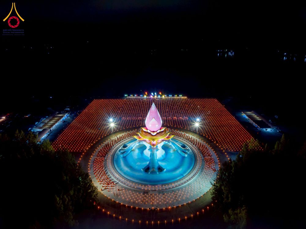 ภาพ No.266158:วันพุธที่ 5 พฤศจิกายน พ.ศ. 2568 (วันพระ ขึ้น 15 ค่ำ เดือน 12) พิธีจุดประทีปโคมลาน, โคมลอย และลอยกระทง ถวายประทีปเป็นพุทธบูชา สร้างความสว่างไสวให้กับแผ่นดินด้วยแสงธรรม ณ พุทธอุทยานนานาชาติ จังหวัดหนองคาย